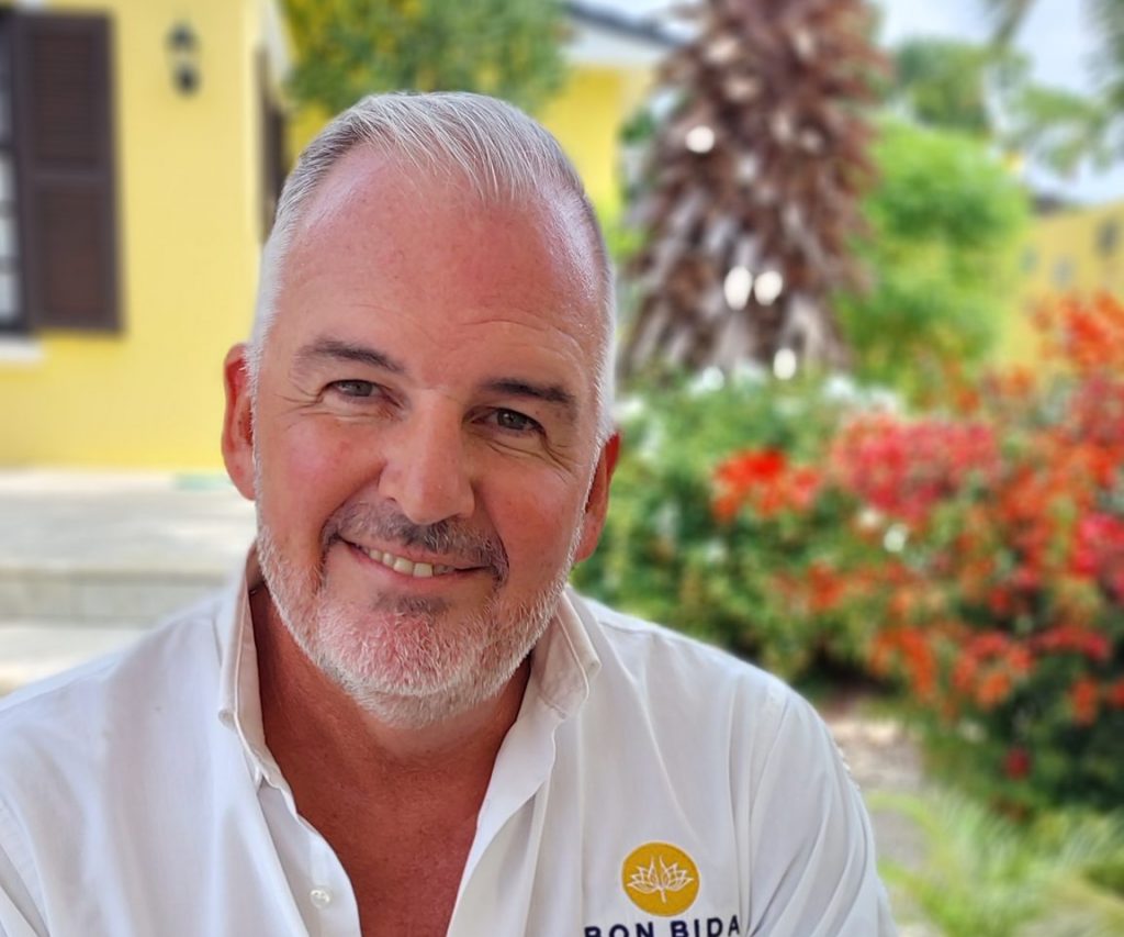 Portret van Robert Smaal fysiotherapeut op Bonaire.