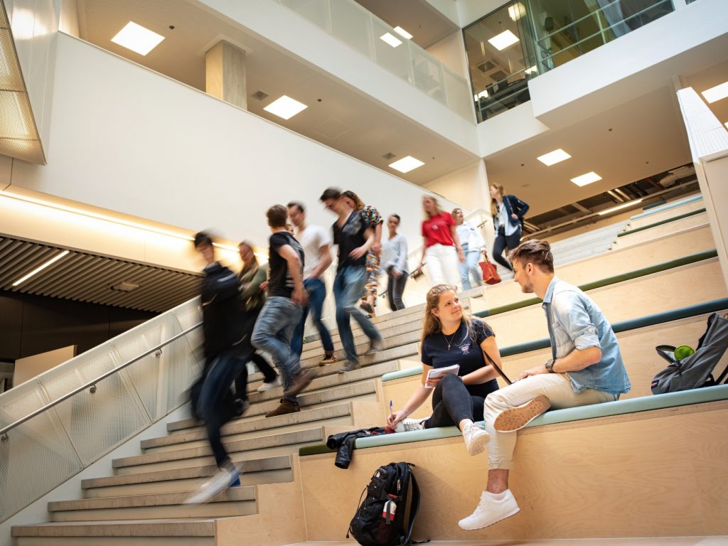 Studenten fysiotherapie zittend op trap hbo