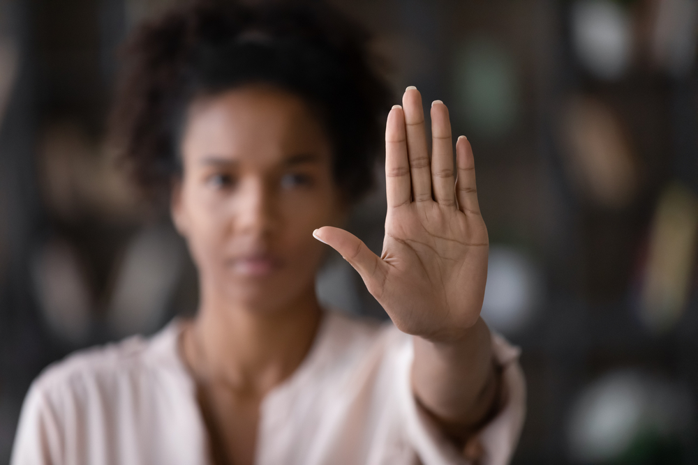 Vrouw geeft stop-teken met hand