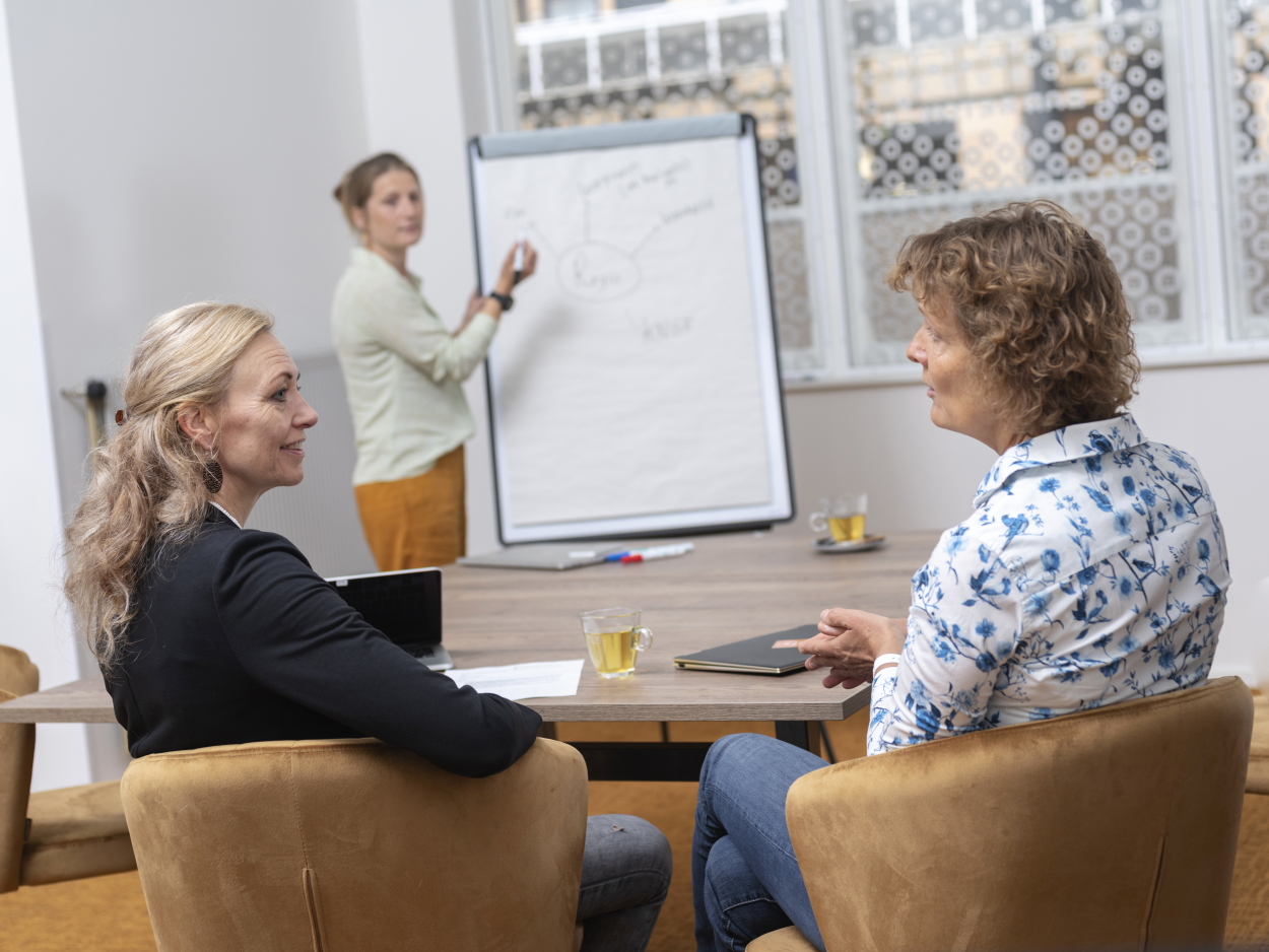 drie vrouwen in gesprek bij flipopver