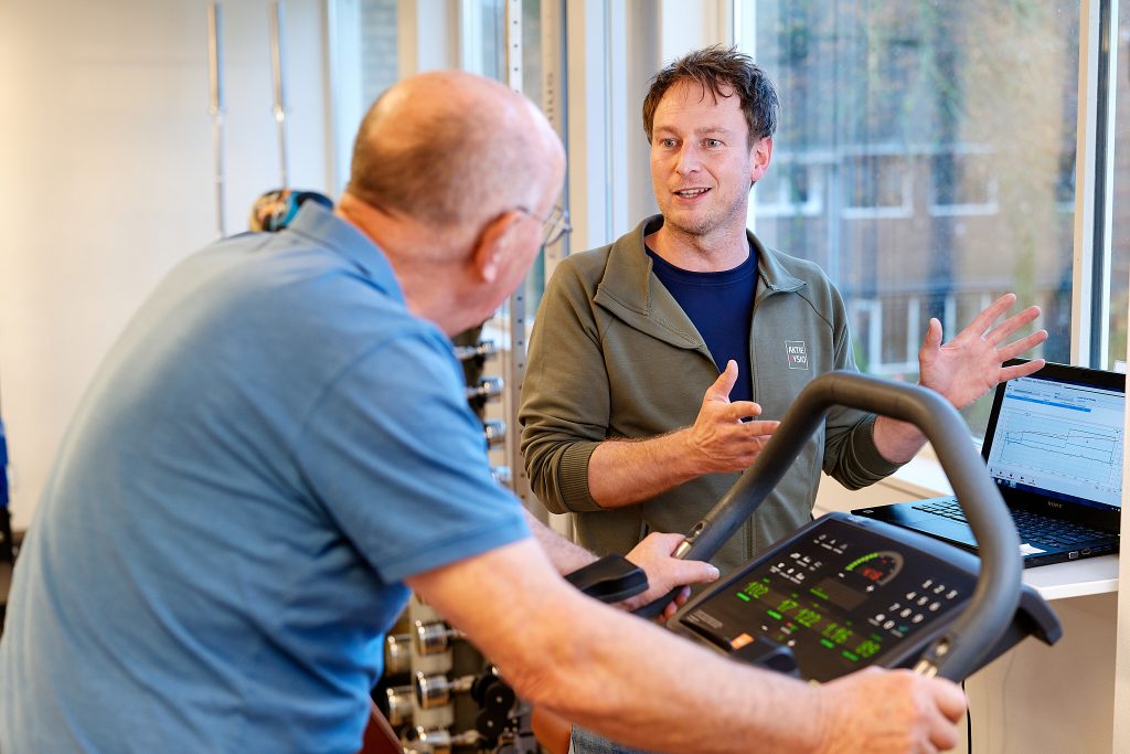 Man op fiets krijgt uitleg