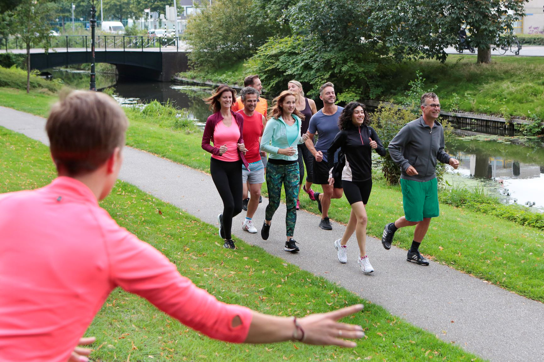 groep joggende mensen in een park