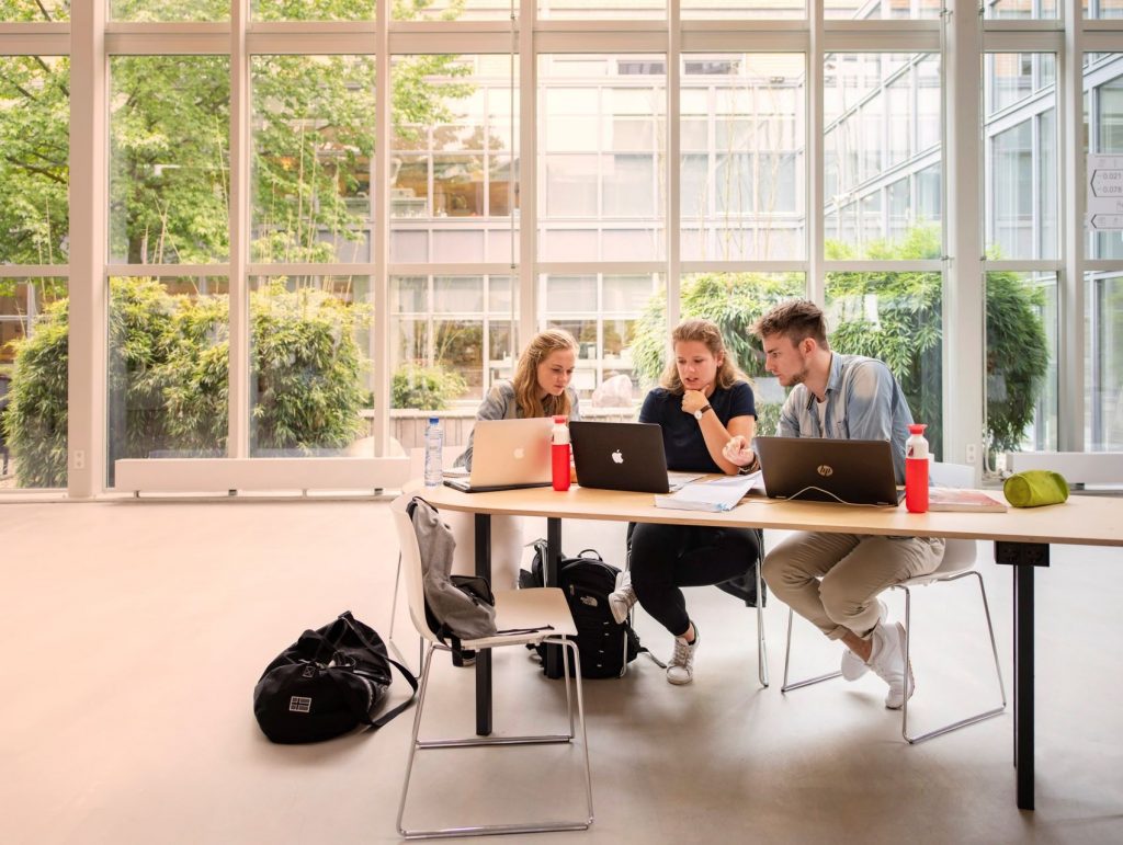 studenten studerend aan tafel master