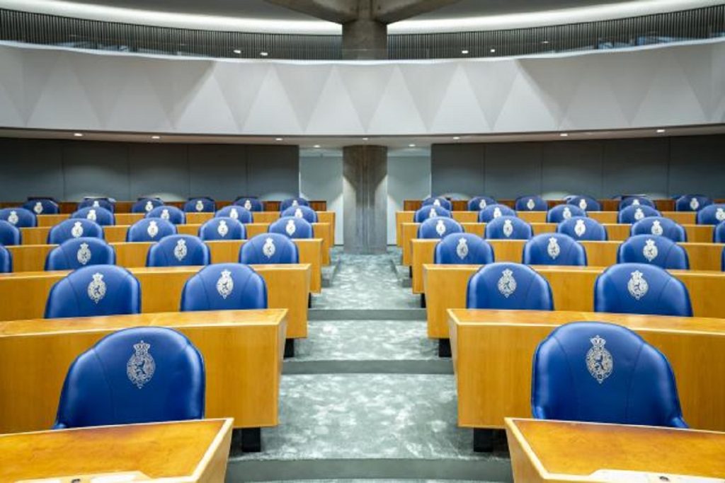 tweede kamer met de blauwe stoelen