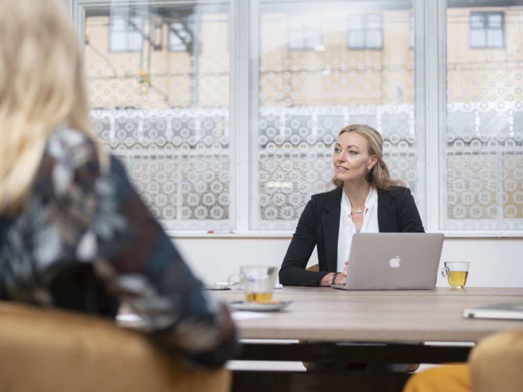 vrouw aan tafel met laptop