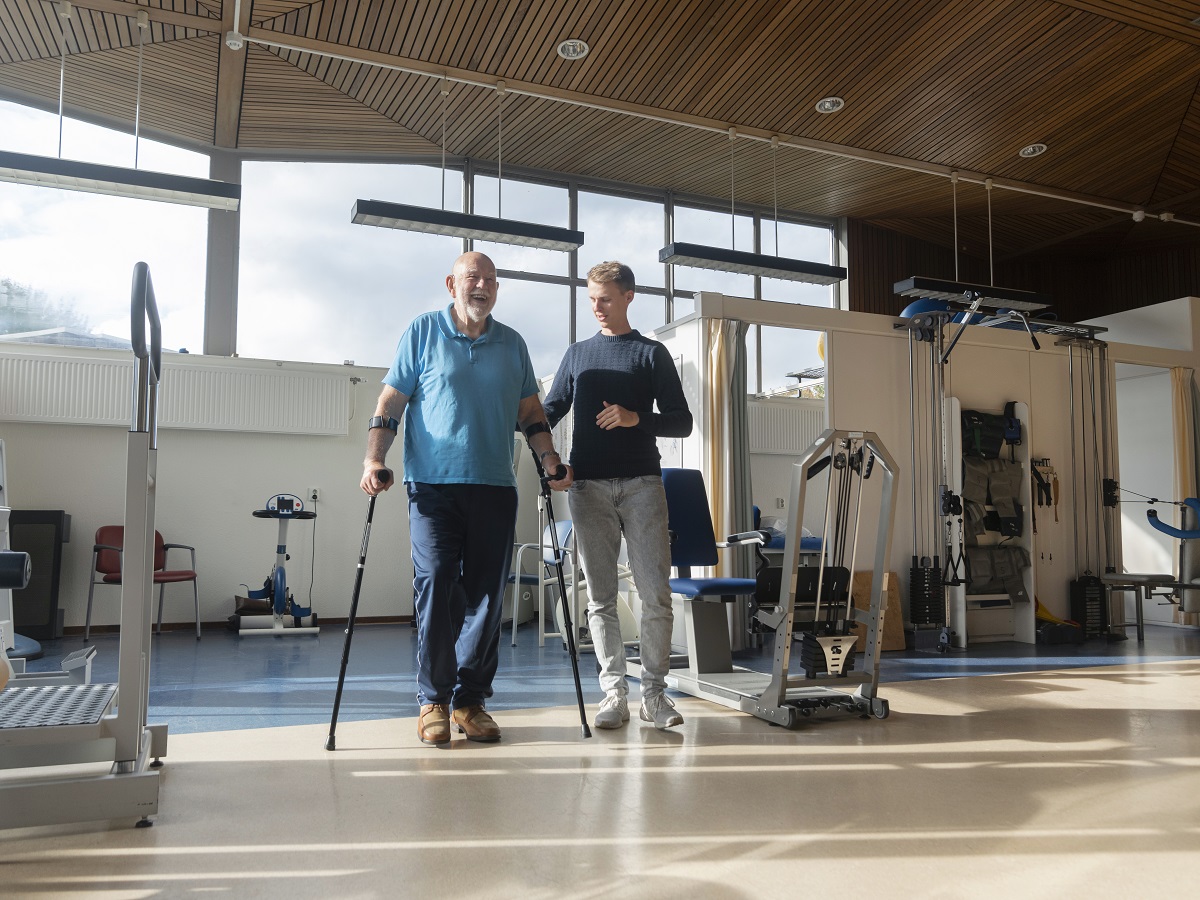 Fysiotherapeut met patient in revalidatiecentrum