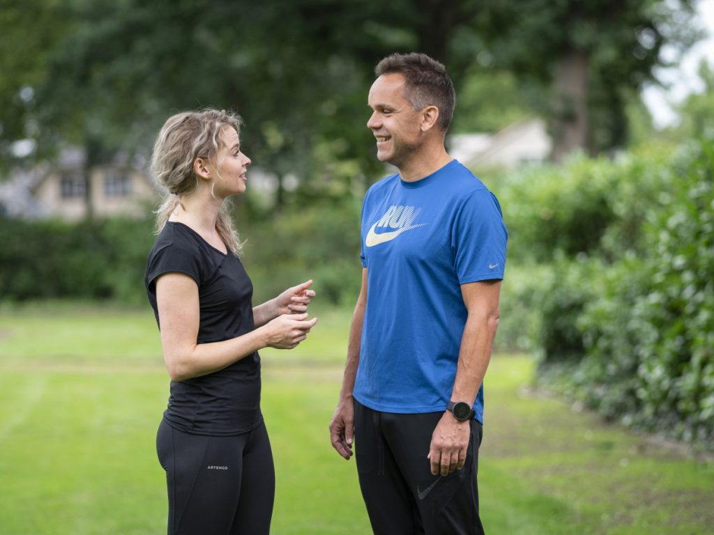 man en vrouw buiten in gesprek