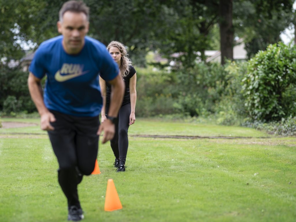 man en vrouw rennen om pion