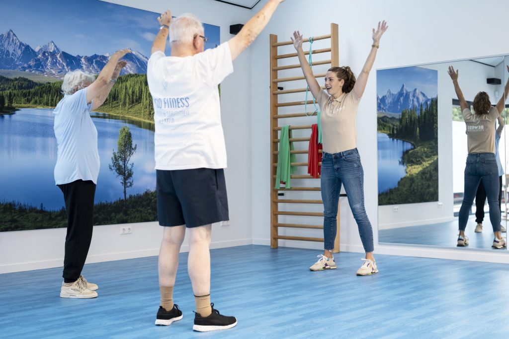 oudere man en vrouw doen oefeningen