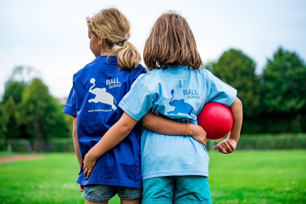 Twee kinderen met rode bal